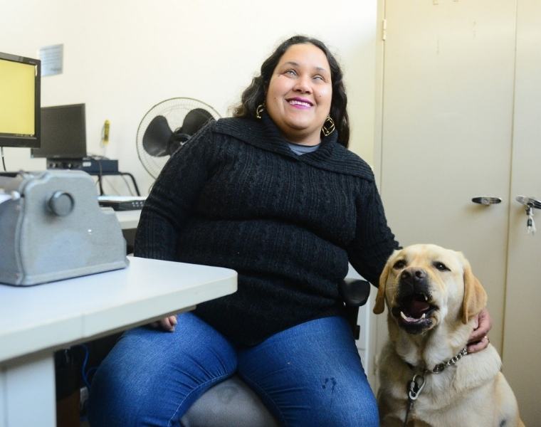 Cristiane Rufino, a agente de biblioteca que inspira deficientes visuais